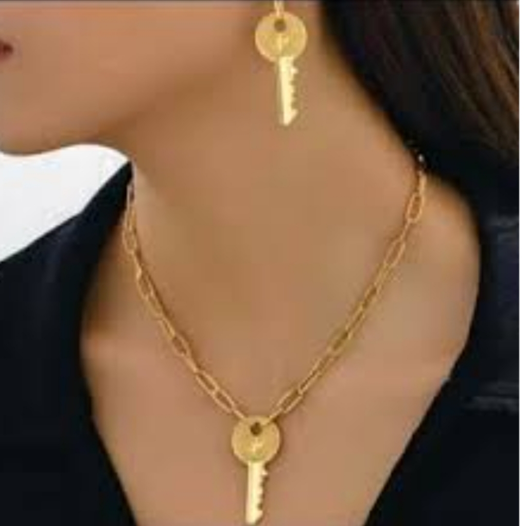 3739 Gold Key Pendant Necklace And Earring Set 20$